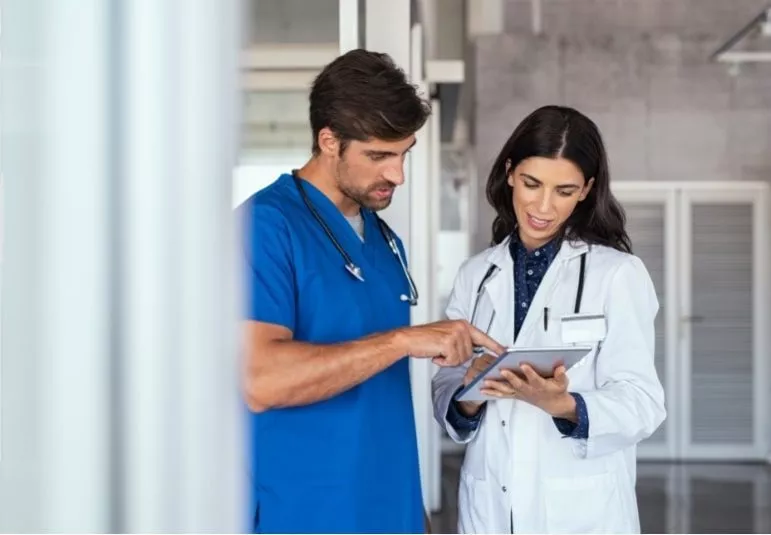 médicos hablando sobre resultados médicos de paciente