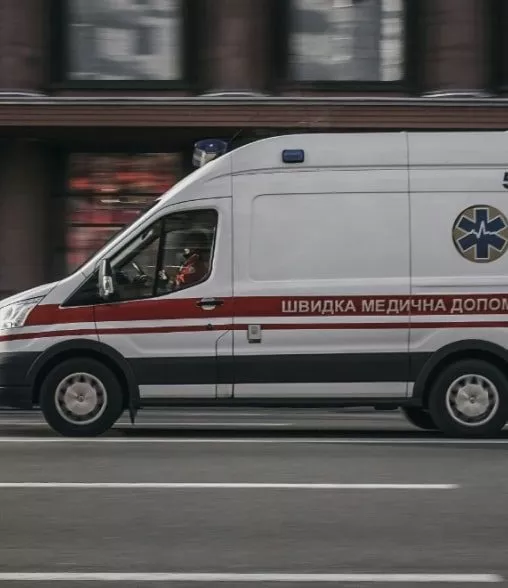 Ambulancia de urgencias por la carretera
