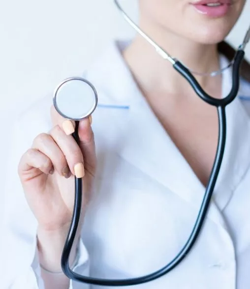 Médico con estetoscópio